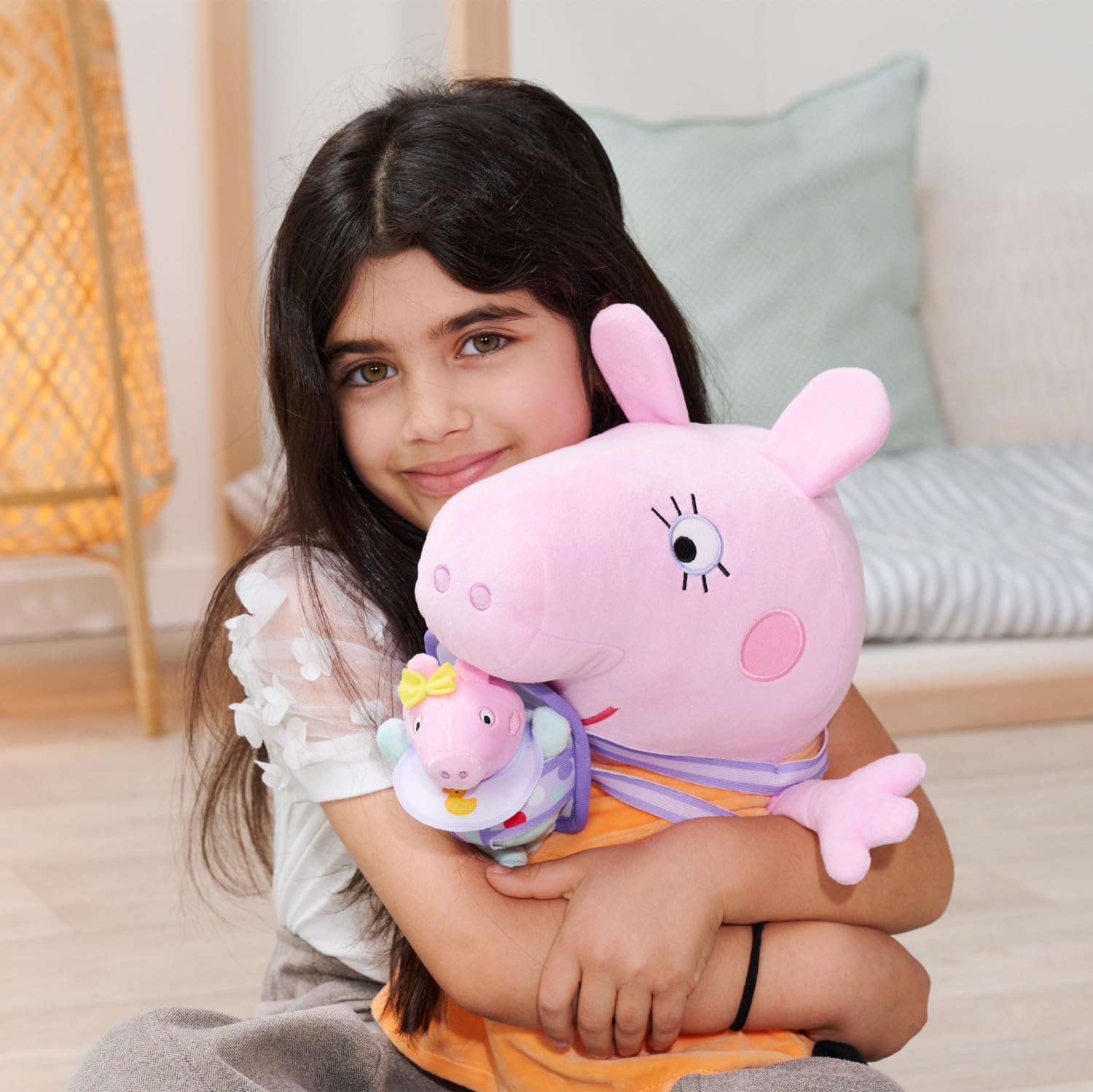 peppa-wutz-mama-mit-evie-pl-schfigur-33-cm image 4