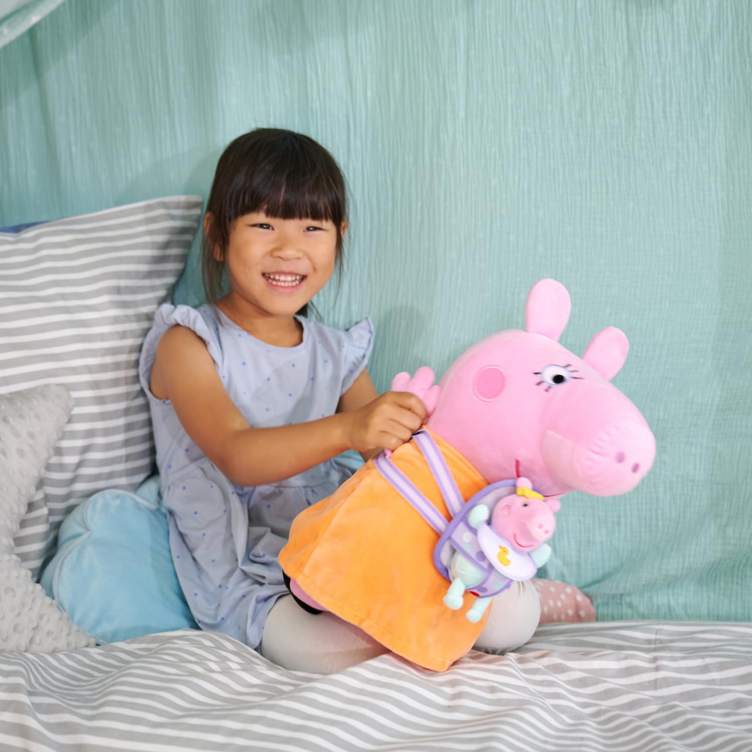 peppa-wutz-mama-mit-evie-pl-schfigur-33-cm image 6