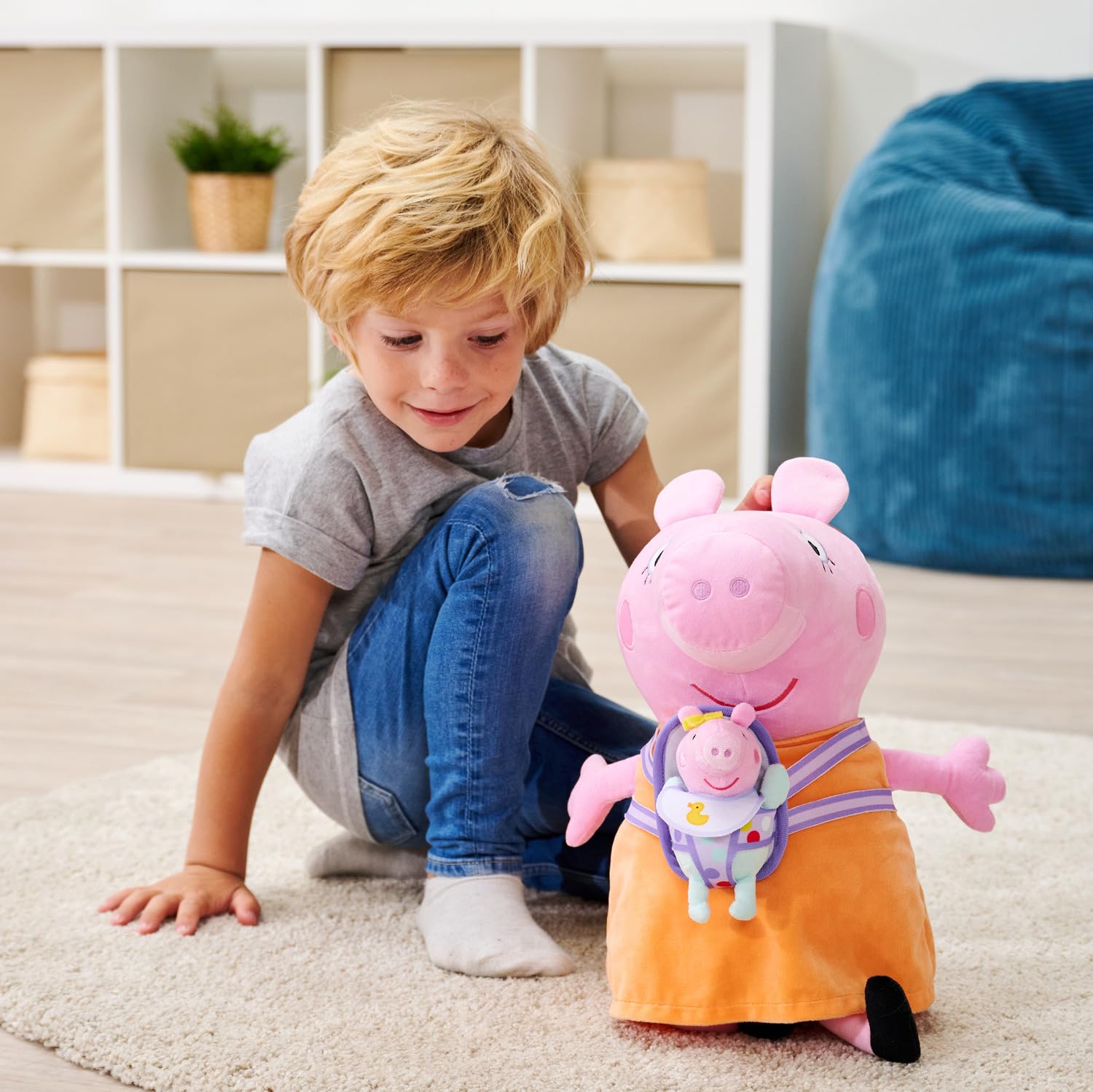 peppa-wutz-mama-mit-evie-pl-schfigur-33-cm image 5