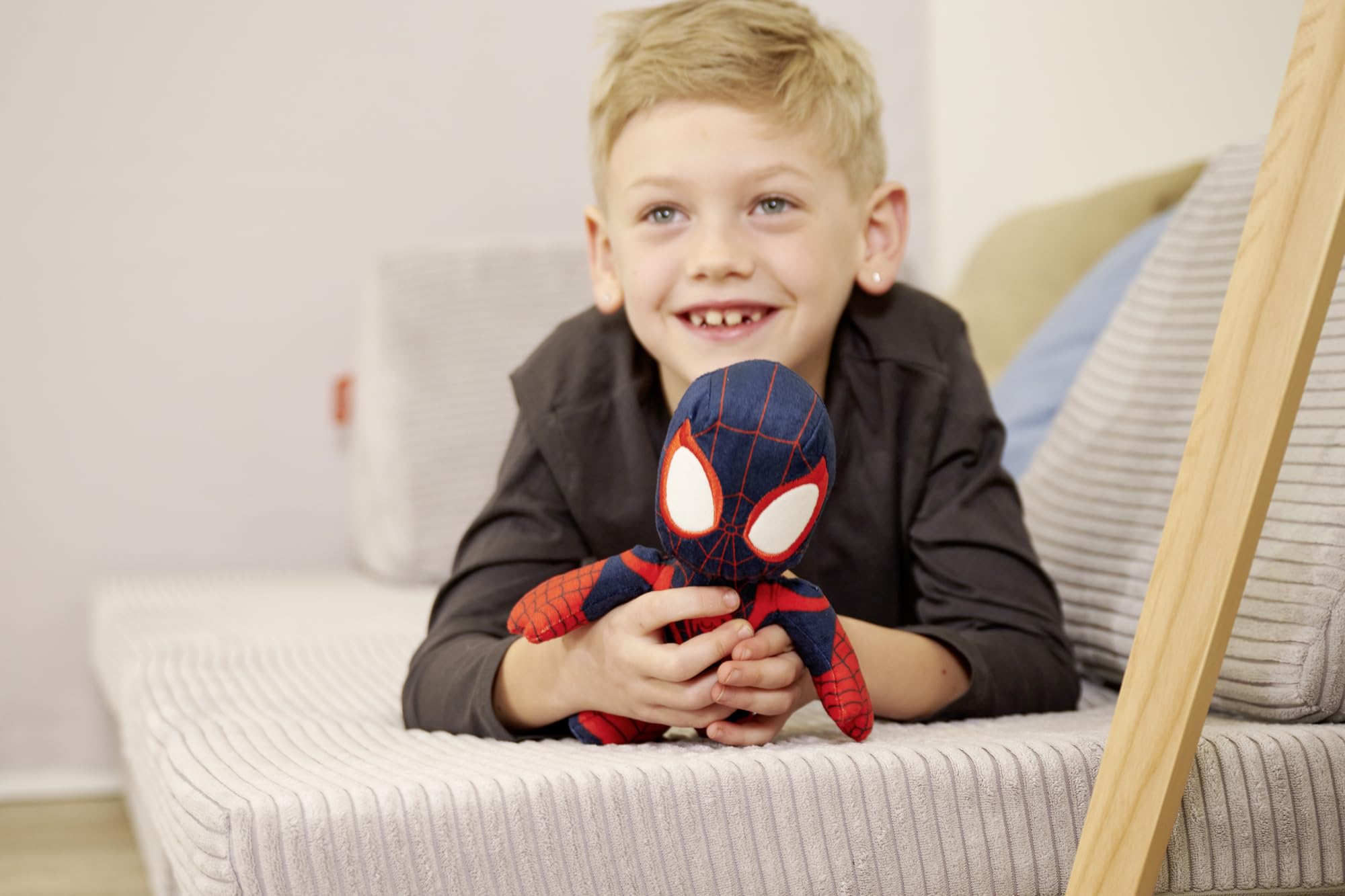 simba-disney-miles-morales-pl-schfigur-25cm-leuchtaugen image 4